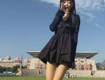 小姐姐拥抱姐姐图片,小姐姐深情拥抱姐姐，姐妹情深暖人心