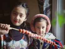 七岁小姐姐照顾妹妹,妹妹的贴心小棉袄