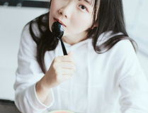 网红女孩拍照吃瓜图片,美食与美景共舞